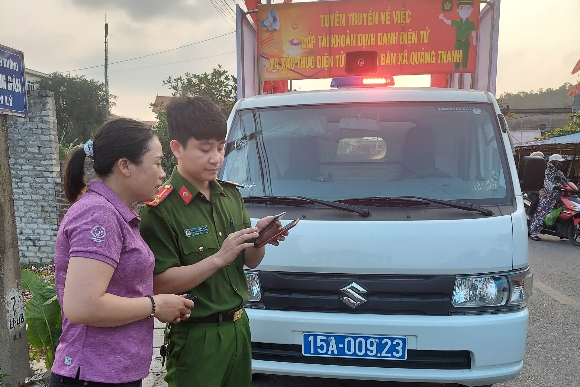 Công an xã Quảng Thanh tuyên truyền vận động nhân dân làm CCCD và kích hoạt tài khoản ĐDĐT bằng panô, phát loa thông tin